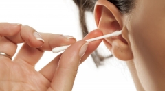 Як безпечно почистити вуха, не користуючись ватними паличками