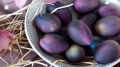 Космічні, мерехтливі, мармурові – фарбуємо великодні яйця оригінальним способом