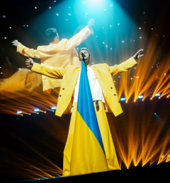 Світло та єдність у темні часи: Макс Барських виступив з надихаючим шоу “Зорепад. На біс” у Палаці спорту