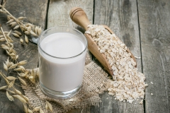 Міф про користь вівсяного молока: коли і для кого воно може стати шкідливим