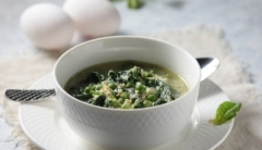 Рецепт легкого весняного супу зі шпинатом та яйцем