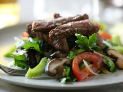 Теплий салат з яловичиною, грибами і селерою: ну дуже смачно!