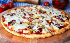 Піца на сирно-яєчному тісті – просто, смачно і мінімум калорій