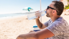 Чому у спеку небезпечно пити воду з пластикової пляшки
