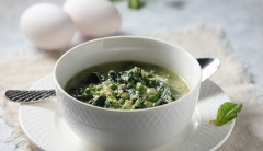 Весняний суп зі шпинатом, горошком та яйцем: рецепт для схуднення