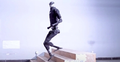 Китайський гуманоїд H1 встановив світовий рекорд зі швидкості, навчився високо плигати й ходити сходами (ВІДЕО)