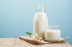 Дієтологиня назвала 5 продуктів, у яких більше кальцію, ніж у склянці молока