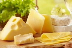 Як за 10 секунд відрізнити натуральний сир від сирного продукту, не відходячи від магазину