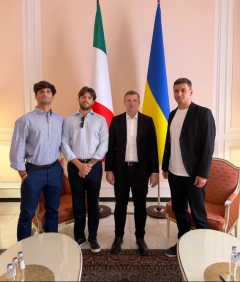 Посол України в Італії вперше взяв інтерв’ю у тих, хто повернувся з поїздки Україною: «Щоб зрозуміти війну, потрібно побувати тут»