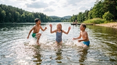 Обережно, водойма: які хвороби ховаються у воді і чому літнє купання може закінчитися лікарнею