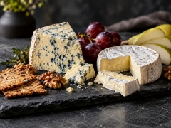 Корисний делікатес чи небезпечний продукт: кому категорично не можна їсти сир із пліснявою
