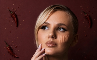 Настя Балог вперше затанцювала у кадрі: співачка представила кліп на новий трек «Ніж»