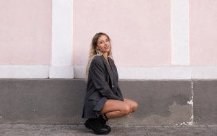 KARYN випустила осінній сингл «На театральній», що нагадує каву, дим і спогади про 2000-ні
