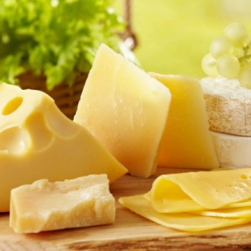 Як за 10 секунд відрізнити натуральний сир від сирного продукту, не відходячи від магазину