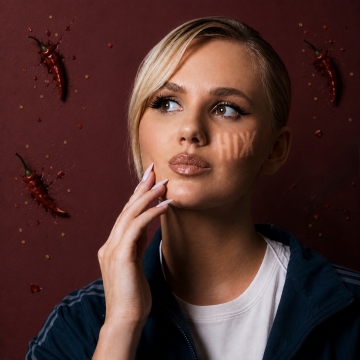 Настя Балог вперше затанцювала у кадрі: співачка представила кліп на новий трек «Ніж»