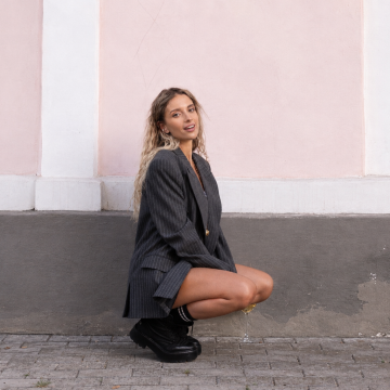 KARYN випустила осінній сингл «На театральній», що нагадує каву, дим і спогади про 2000-ні