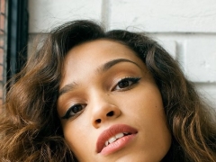IZZY BIZU