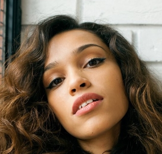 IZZY BIZU