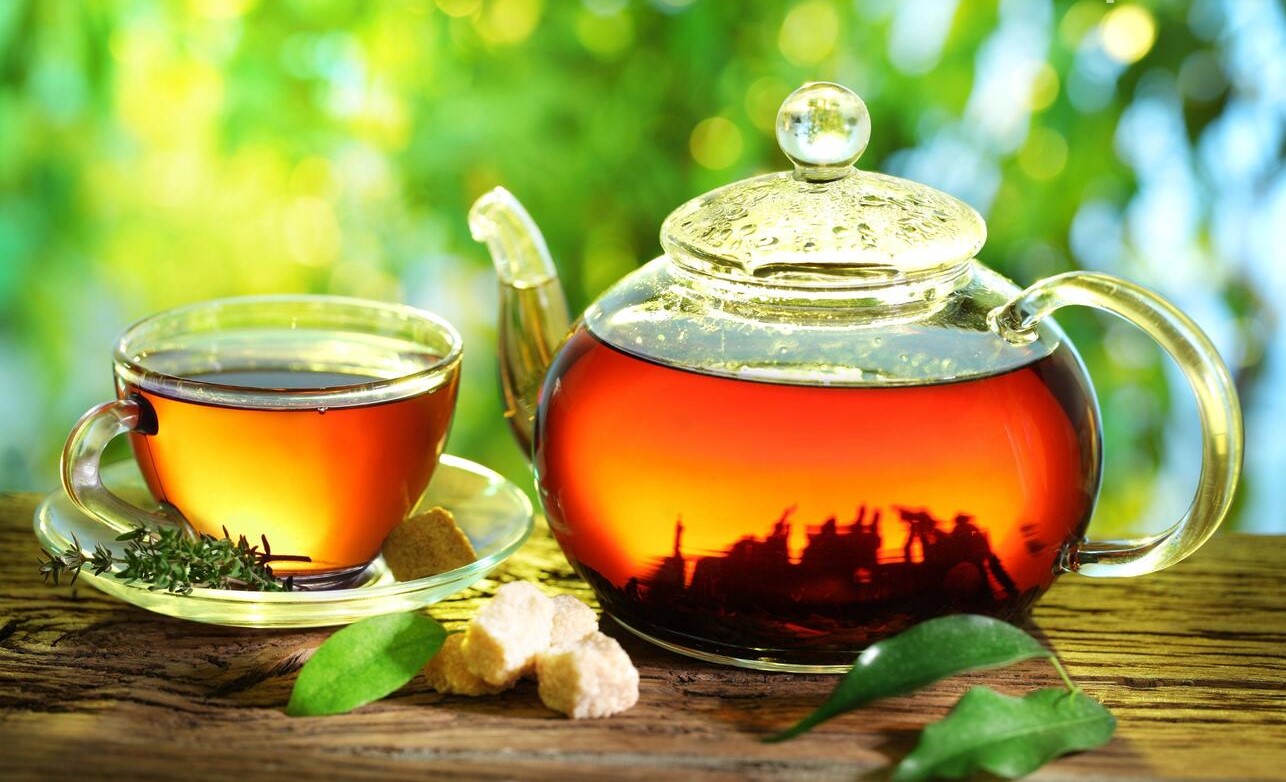 Покажи картинки чая. Чай в чайнике. Чашка с чаем. Чайник с чаем. Красивый чай в чайнике.