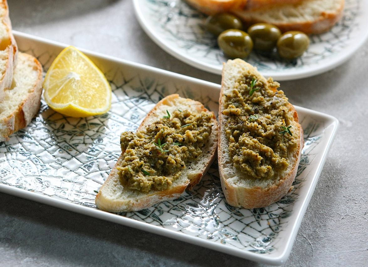 Паста тапенада из трех видов оливок