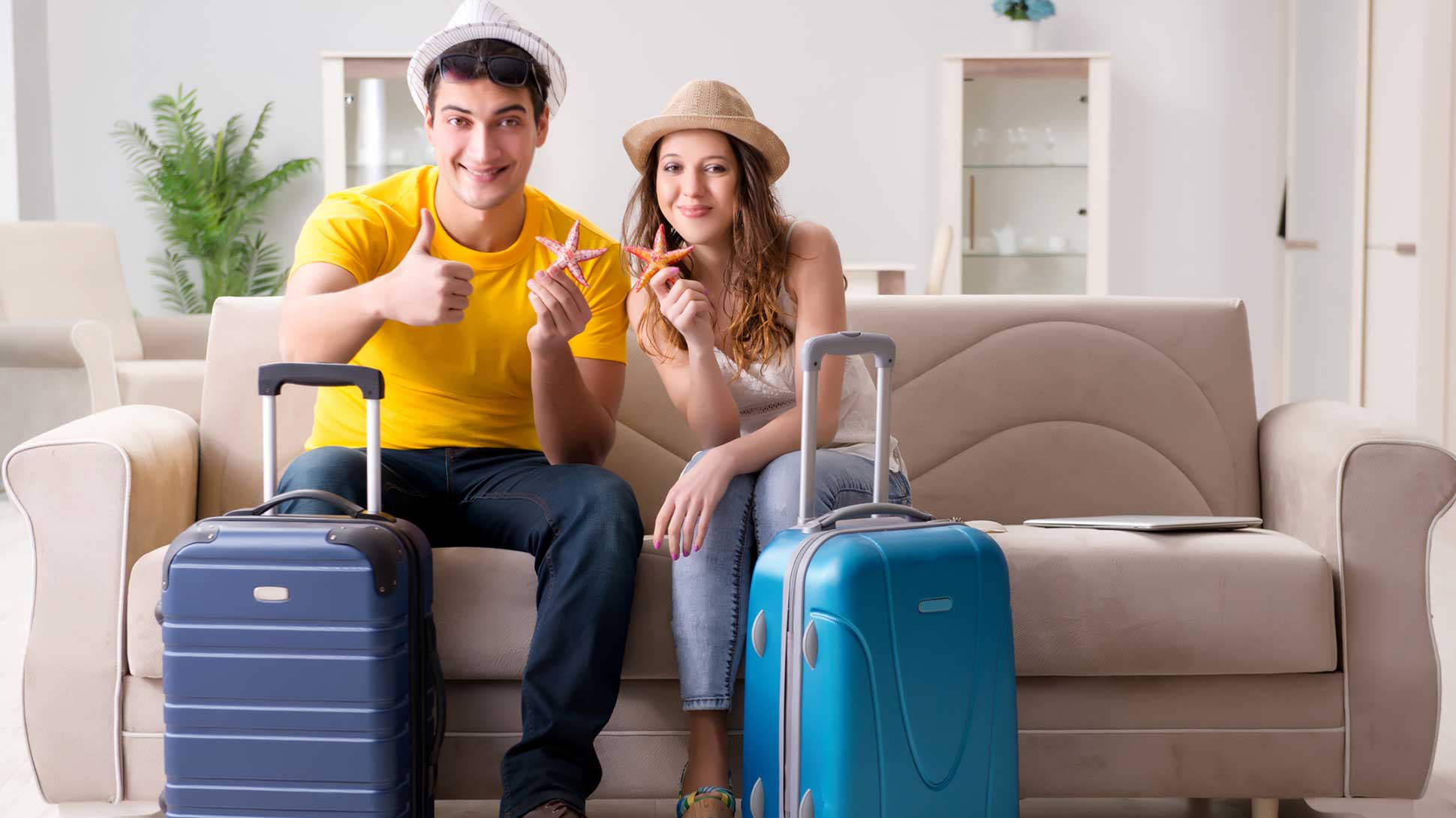 Семейная пара в отпуске. Турист с чемоданом. Человек с чемоданом. Чемодан в квартире. Семья собирается в отпуск.