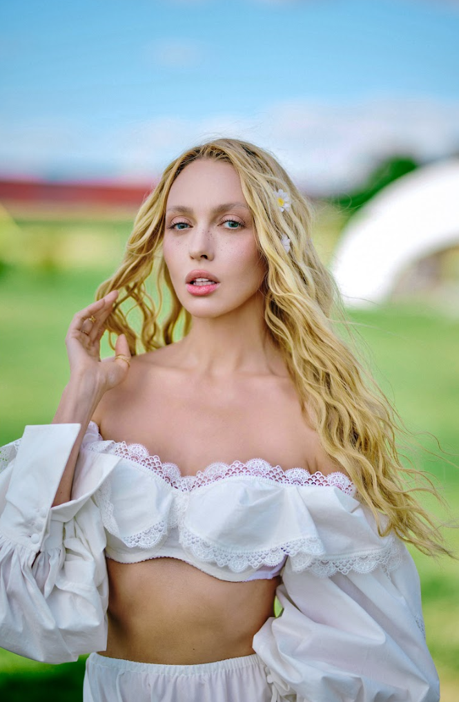 Колготки киген аққұбаның эротикалық фотосы Жатақханада үстел үстіндегі секс