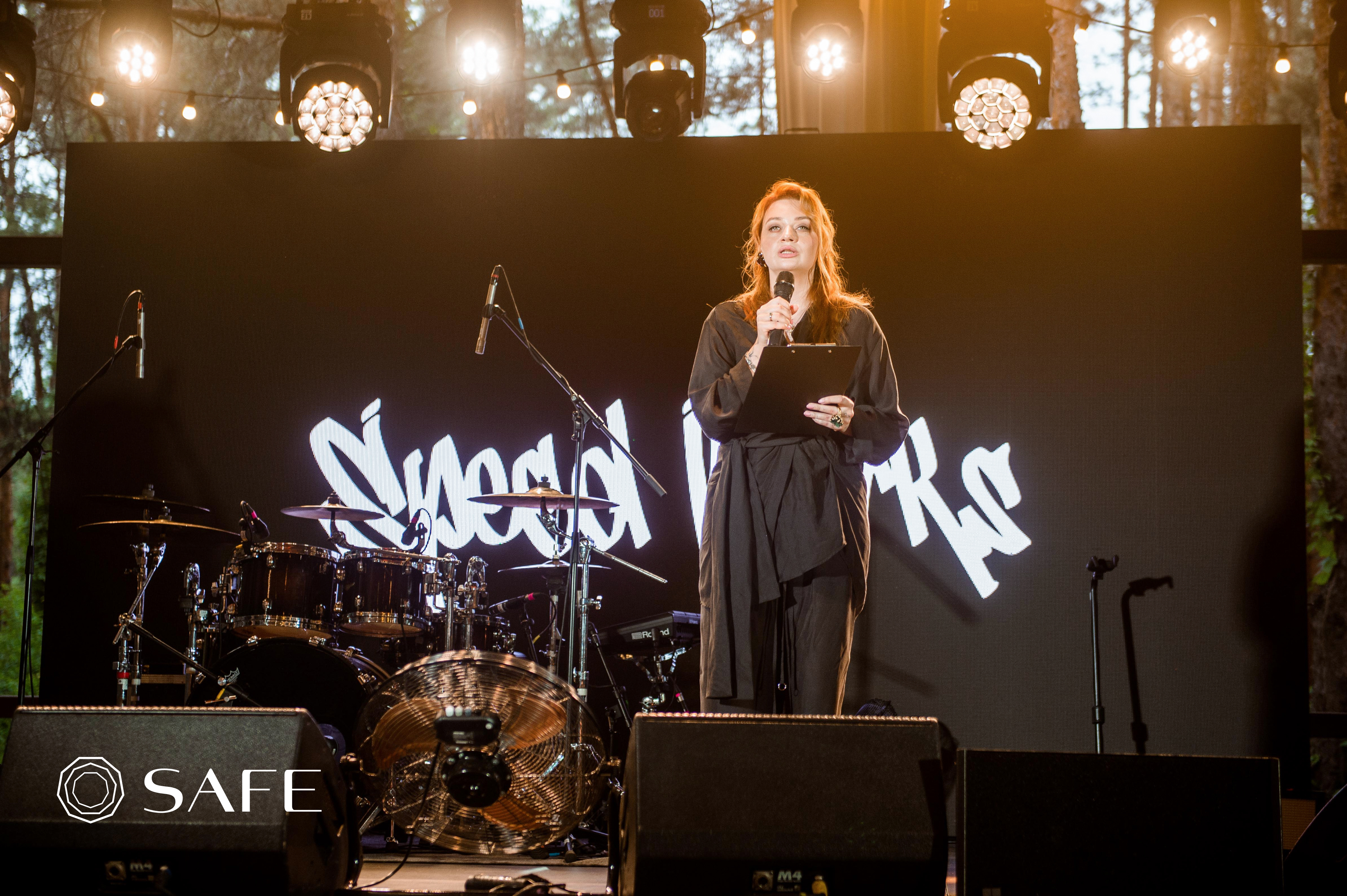 300 ТИСЯЧ ГРИВЕНЬ ЗА ЛОТ З ПІДПИСОМ ПОДРУЖЖЯ ЗЕЛЕНСЬКИХ - У КИЄВІ ПРОЙШОВ БЛАГОДІЙНИЙ ЗАХІД 2 6883645d95a40 Sonya Lazebna